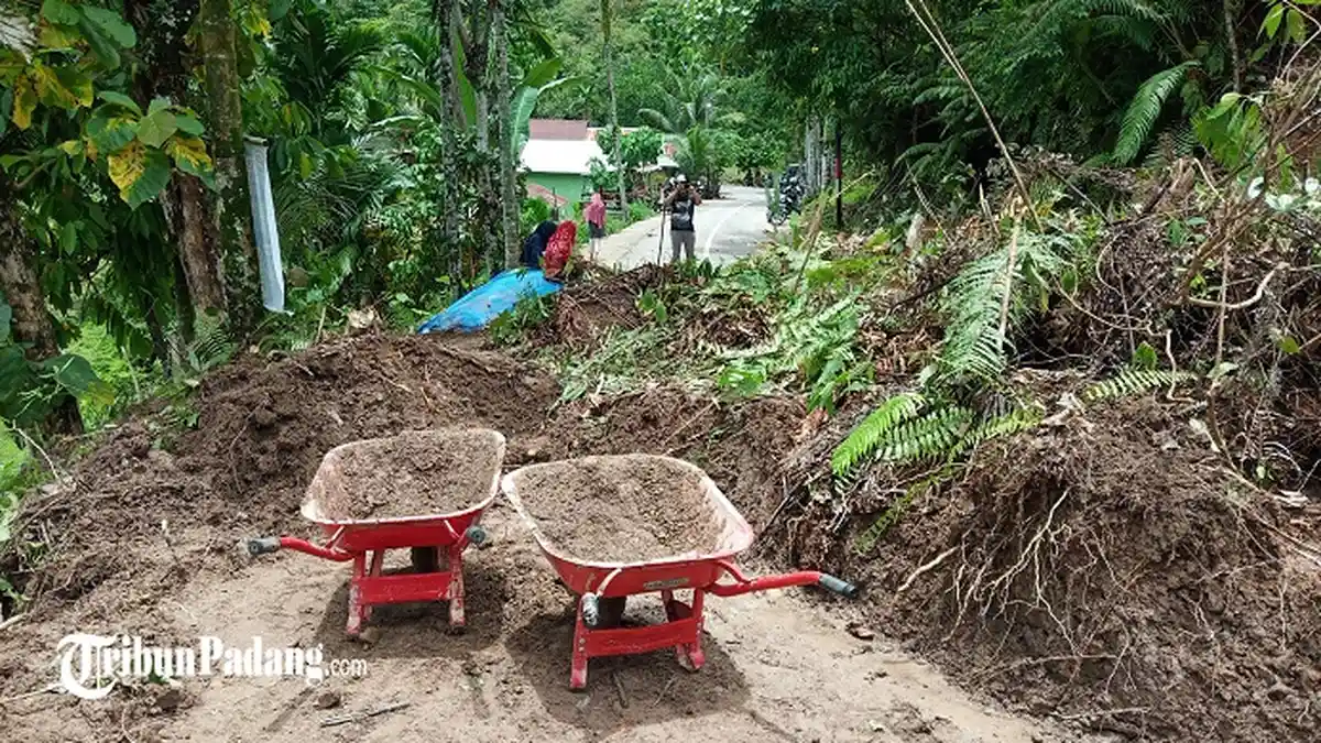 Longsor di Bungus Teluk Kabung Padang, Tutup Akses Jalan ke Sungai Pisang
