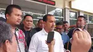 Wali-Kota-Tebingtinggi-Iman-Irdian-Saragih-melayangkan.jpg