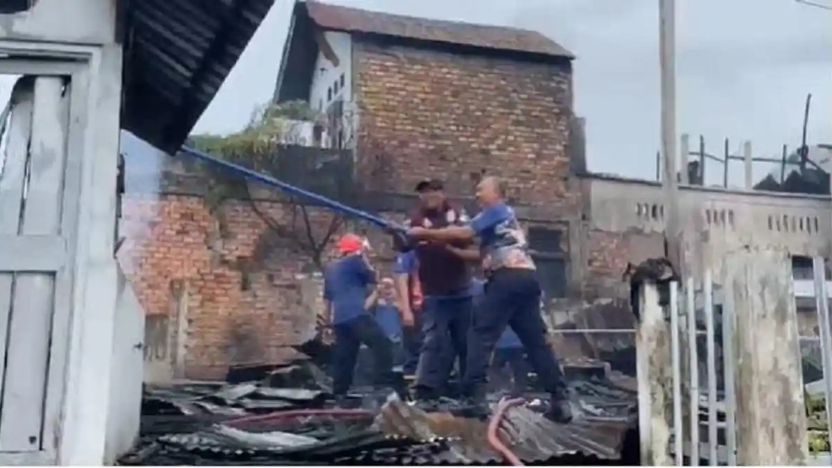 Kebakaran di Kawasan Padat Penduduk Solok Sipin Jambi, 4 Bedeng Tak Bersisa