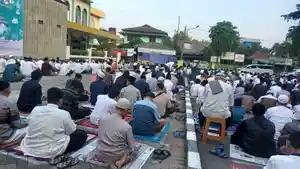 Jemaah-memadati-area-Masjid-Agung-Al-Barkah.jpg