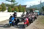 Wakil-Bupati-Enrekang-Asman-bersama-rombongan-Dispustaka-menaiki-sepeda-motor-menuju-sekolah.jpg