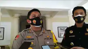 kapolresta-solo-kombes-pol-ade-safri-simanjuntak-ketika-memberikan-keterangan-di-mapo.jpg