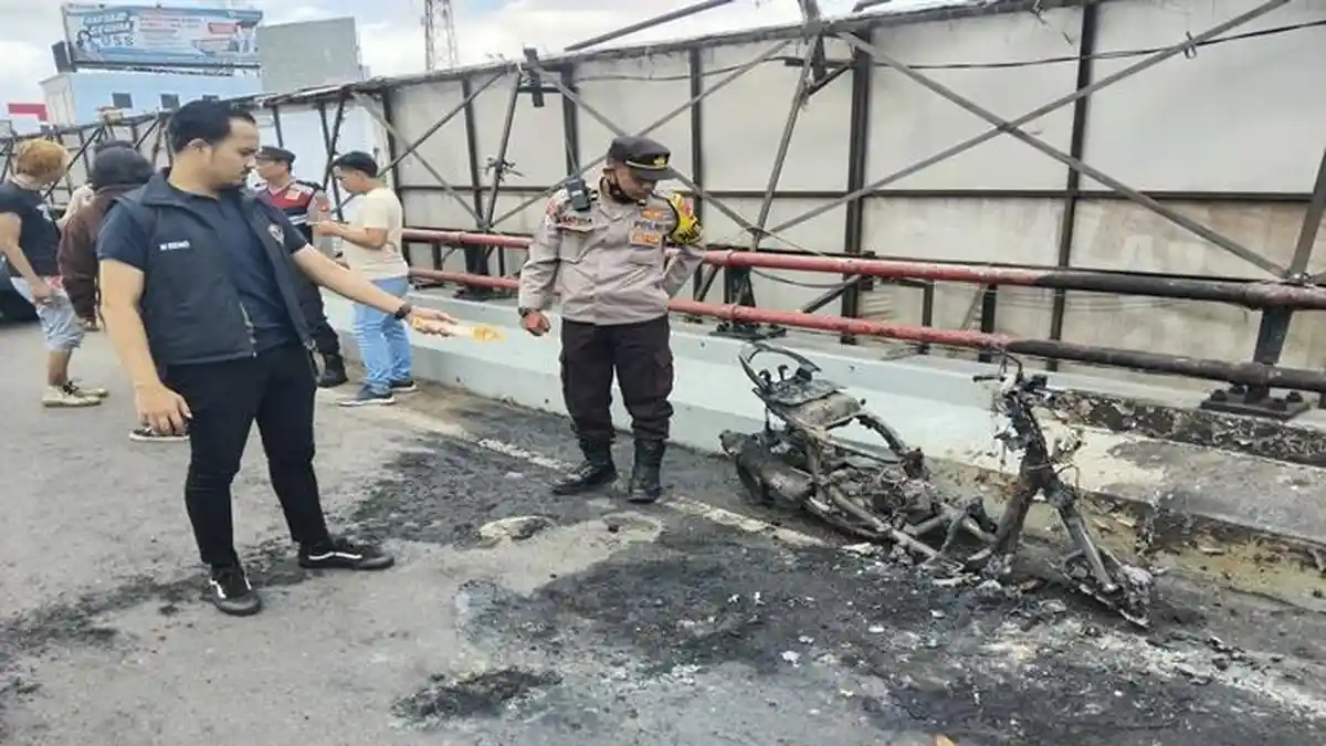 Motor Guru Ludes Terbakar di Atas Fly Over Simpang Polda Palembang
