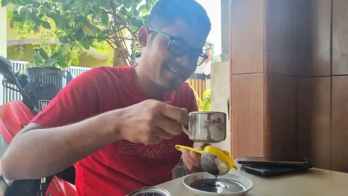 Kopi Saring Khas Cak Shodi Di Manyar Gresiki, Cara Unik Menikmati Kopi Kental