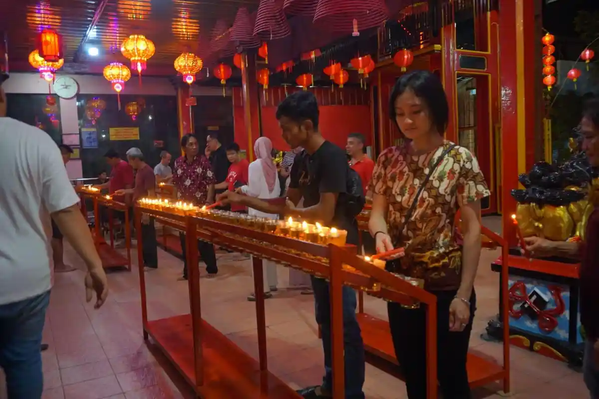 Perayaan Imlek 2575 di Klenteng Hok Tek Bi Jepara, Lilin-lilin Pelita Dinyalakan