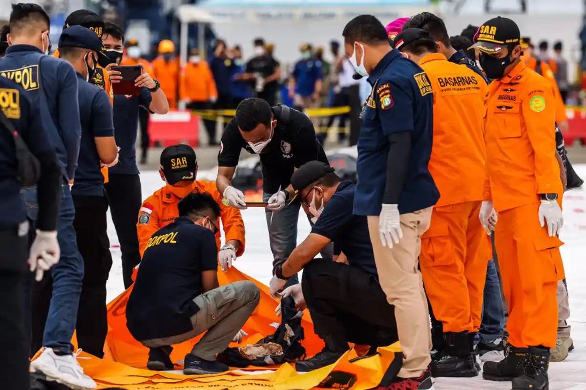 Update Tragedi SJ182, Penyelam Temukan Kartu Identitas Diduga Milik Penumpang Sriwijaya Air