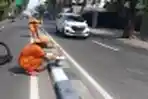 Petugas PPSU Lakukan Pengecatan Sparator Jalan