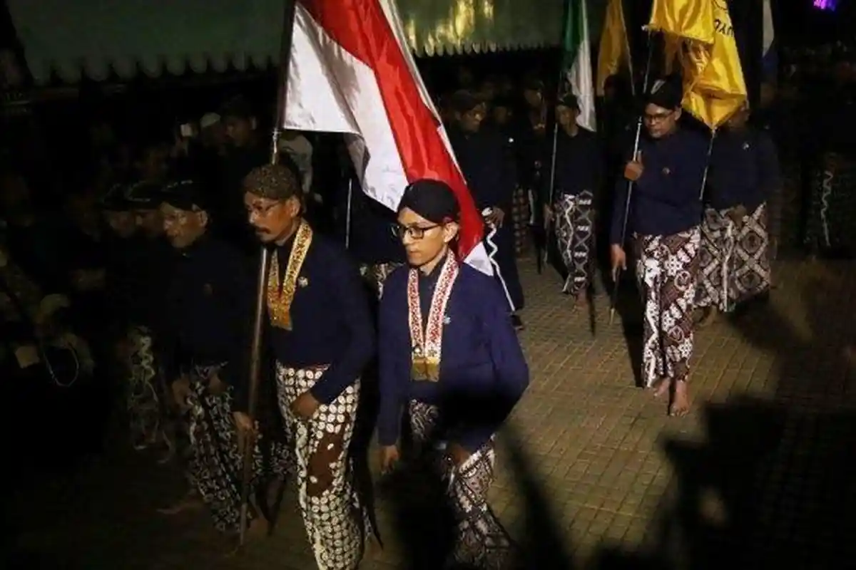 10 Mitos Paling Terkenal di Solo: Keluar Malam Diculik Wewe, Nyapu Tak Bersih Dapat Suami Brewokan