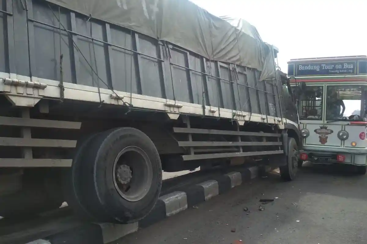 Dicegat Oknum Bonek Truk Tronton Tabrak Bus Bandros dan Innova di Perempatan Kopo, Sopir Truk Panik