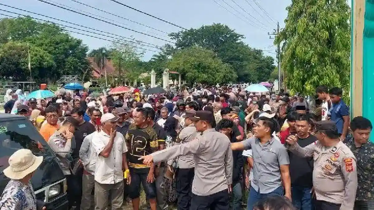 Massa Desak Dewan Anulir Interpelasi Bupati Safriadi, Anggota DPRK Jadi Heran