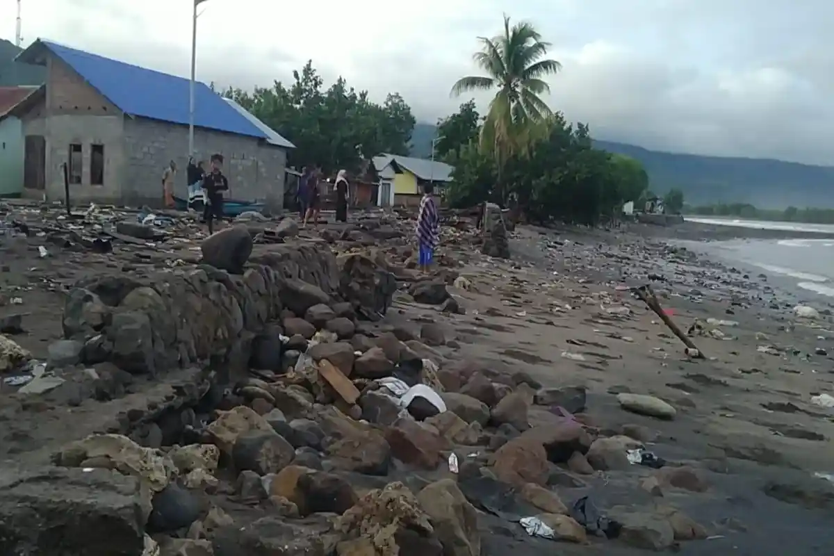 Gelombang Tinggi Terjang Nangahale Malam Hari, Warga Mengaku Panik