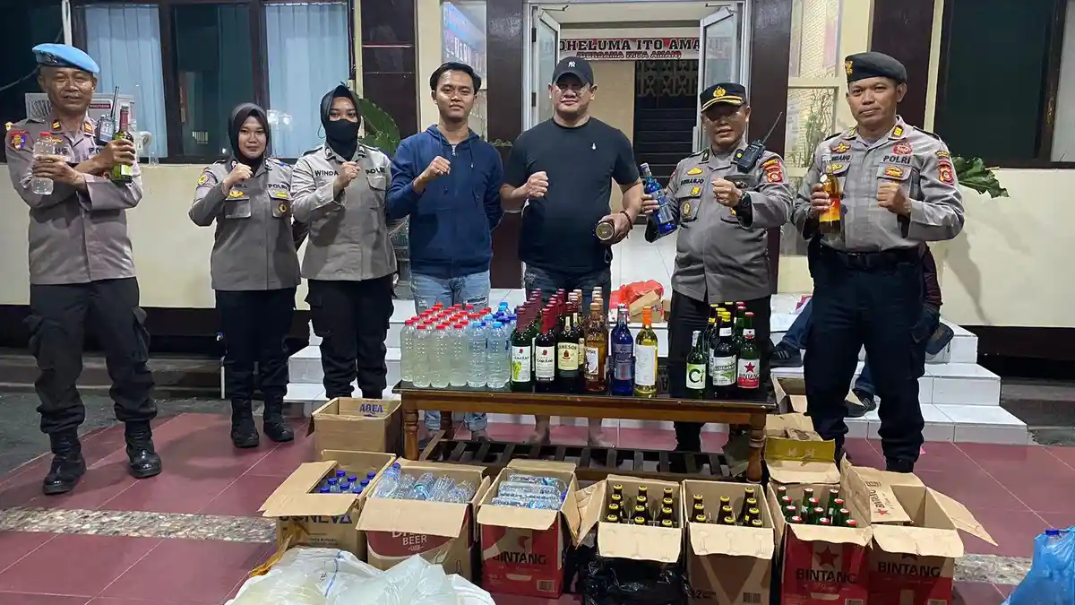 BREAKING NEWS Polisi Gorontalo Sita 183 Botol Miras Milik Warga, Ada Cap Tikus hingga Bir Bintang