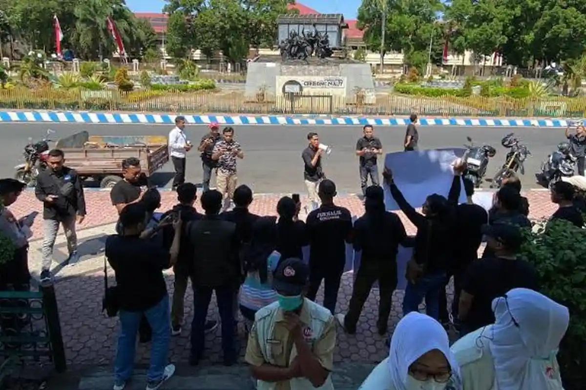Protes Kekerasan LSM Saat Meliput Demo, Puluhan Jurnalis Bondowoso Gelar Aksi di Depan Gerbong Maut