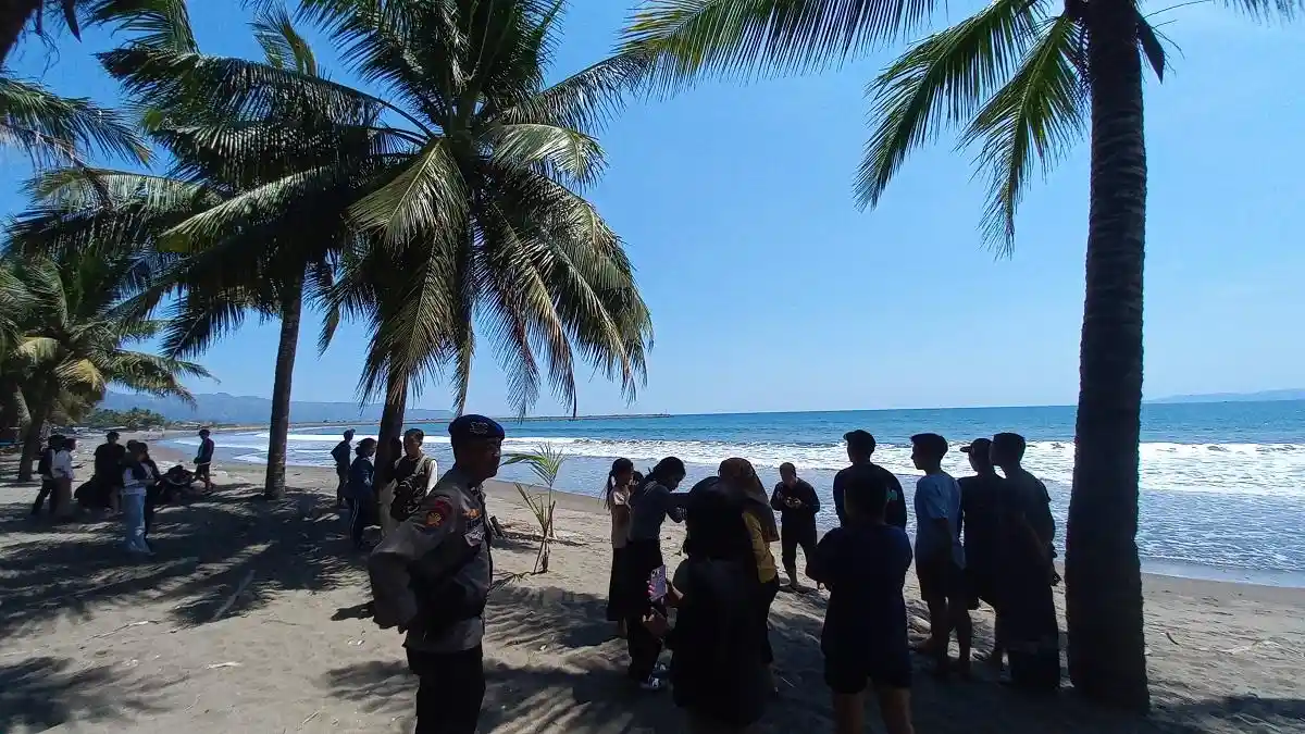 BREAKING NEWS Pelajar Asal Sukabumi Hilang Terbawa Arus saat Berenang di Pantai Cipatuguran