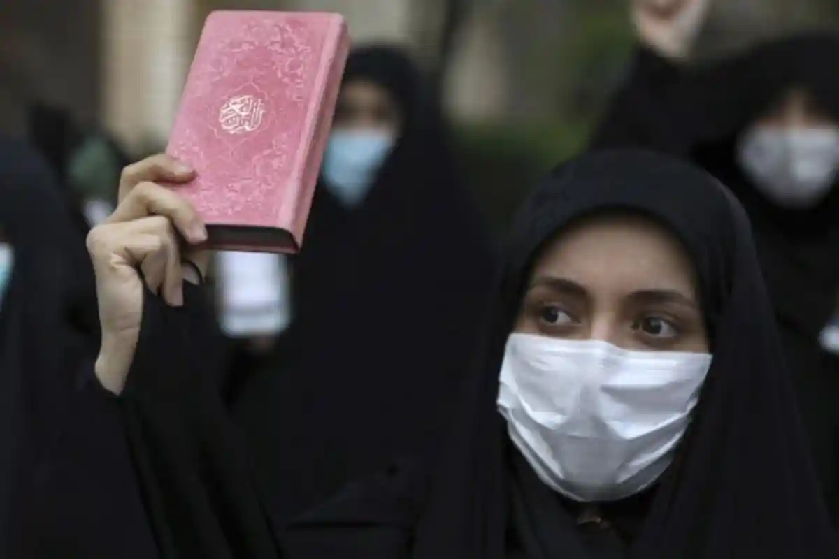 Pembenci Islam Bakar Al Quran, Ratusan Polisi Lindungi Pelaku