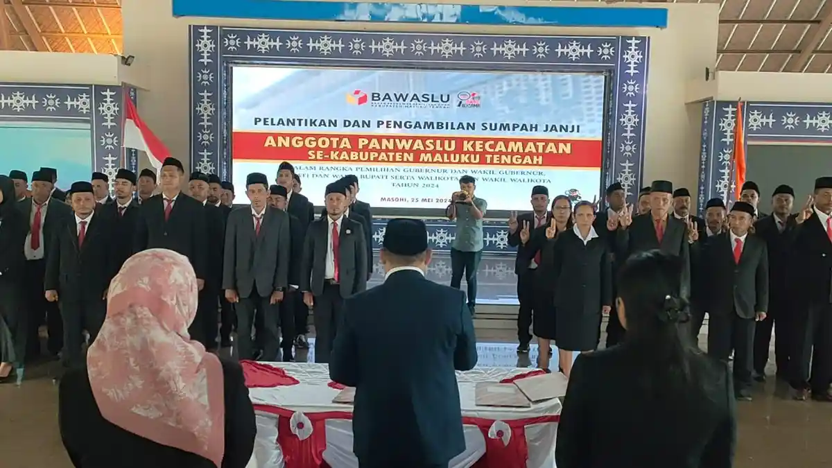 Amisuri Lantik 54 Anggota Panwascam se-Maluku Tengah