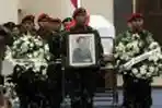 Jenazah Menkes Diberangkatkan Dipemakaman San Diego Hills
