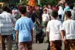 Ngamen di Hari  Bebas Kendaraan Bermotor