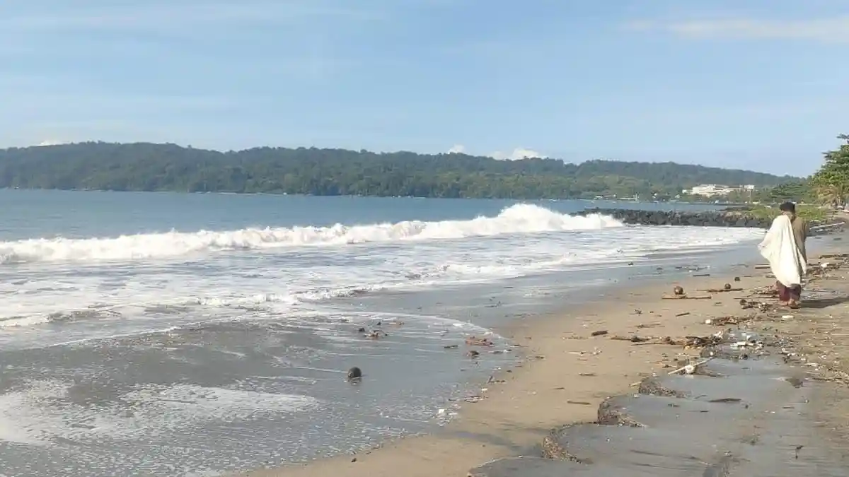 Air Laut Pangandaran Meluber Naik ke Trotoar, Kondisi Pasang Sudah Dua Hari