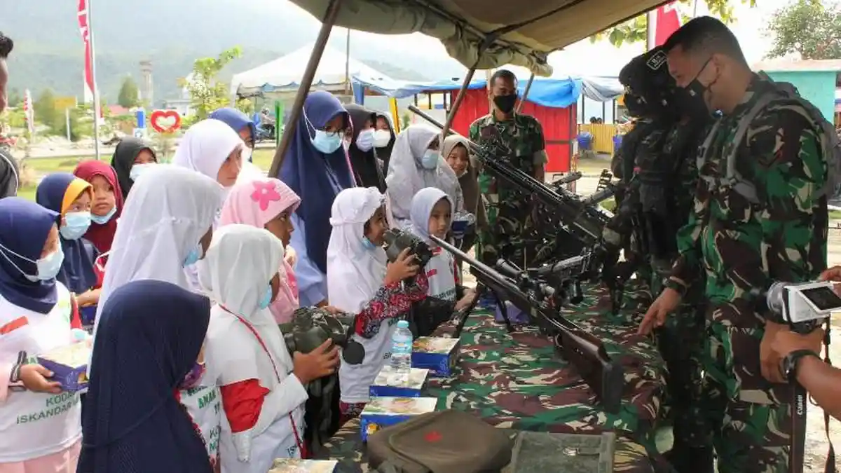 Hari Gembira Anak Yatim, Kodim 0107/Aceh Selatan Santuni dan Perkenalkan Alutsista TNI