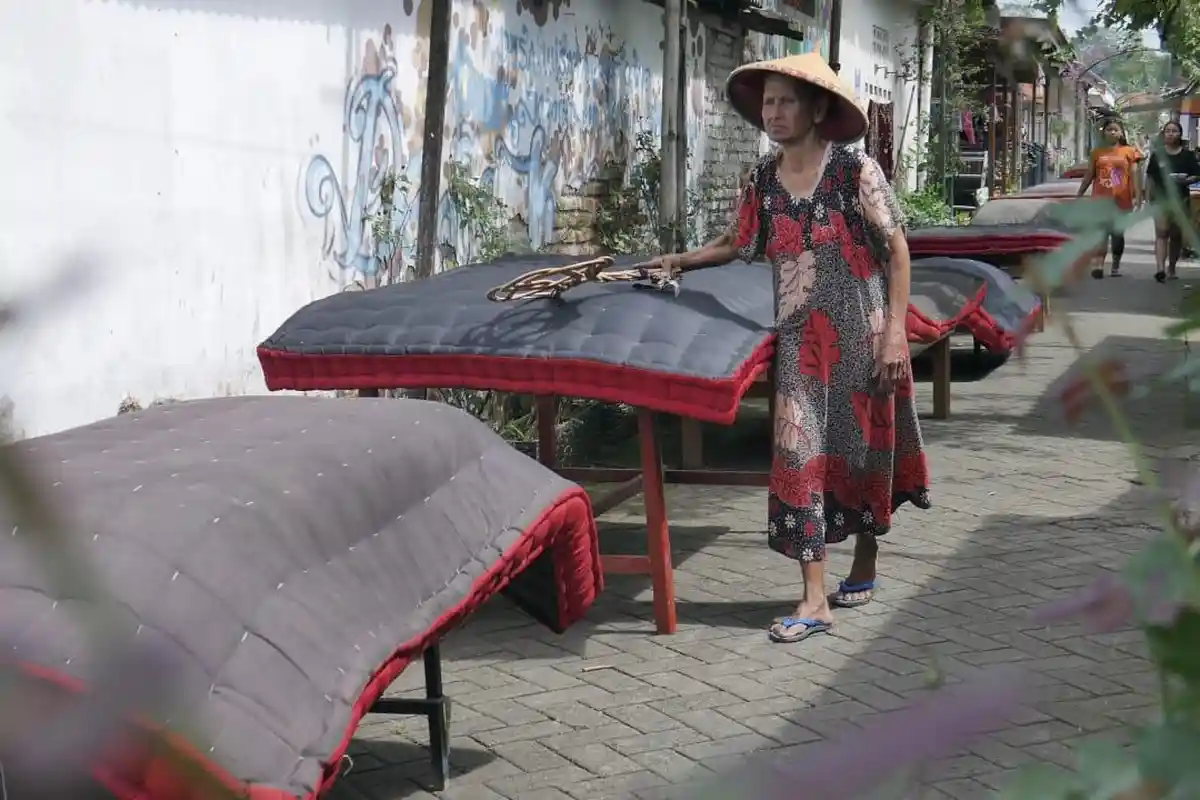 Jelang Tradisi Tumpeng Sewu, Masyarakat Adat Suku Osing Gelar Mepe Kasur