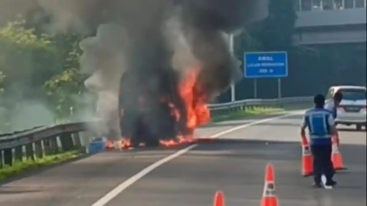 BREAKING NEWS: Microbus Elf Terbakar di Tol Cipularang Arah Bandung, Kemacetan Mengular Hingga 5 KM