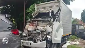 Kondisi-mobil-boks-yang-ringsek-usai-terlibat-kecelakaan.jpg
