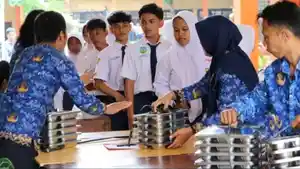 20251004-Momen-guru-bagikan-Makan-Bergizi-Gratis-MBG-ke-siswa.jpg
