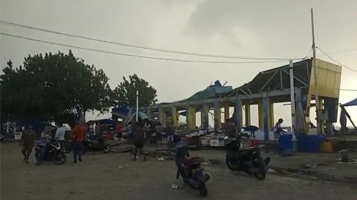 Kios Pedagang Ikan Rusak, Diterjang Angin Puting Beliung di Kawasan Pantai Padang