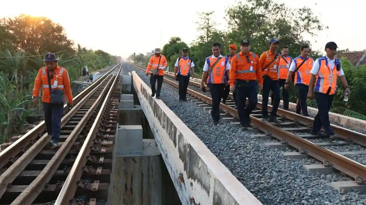 Selain Memeriksa Kondisi Prasarana, PT KAI Daop 3 Cirebon Imbau Hal Penting Ini Kepada Masyarakat