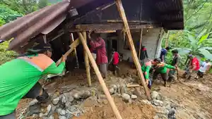 Sejumlah-warga-bersama-Tim-BPBD-Purbalingga-saat-gotong-royong.jpg
