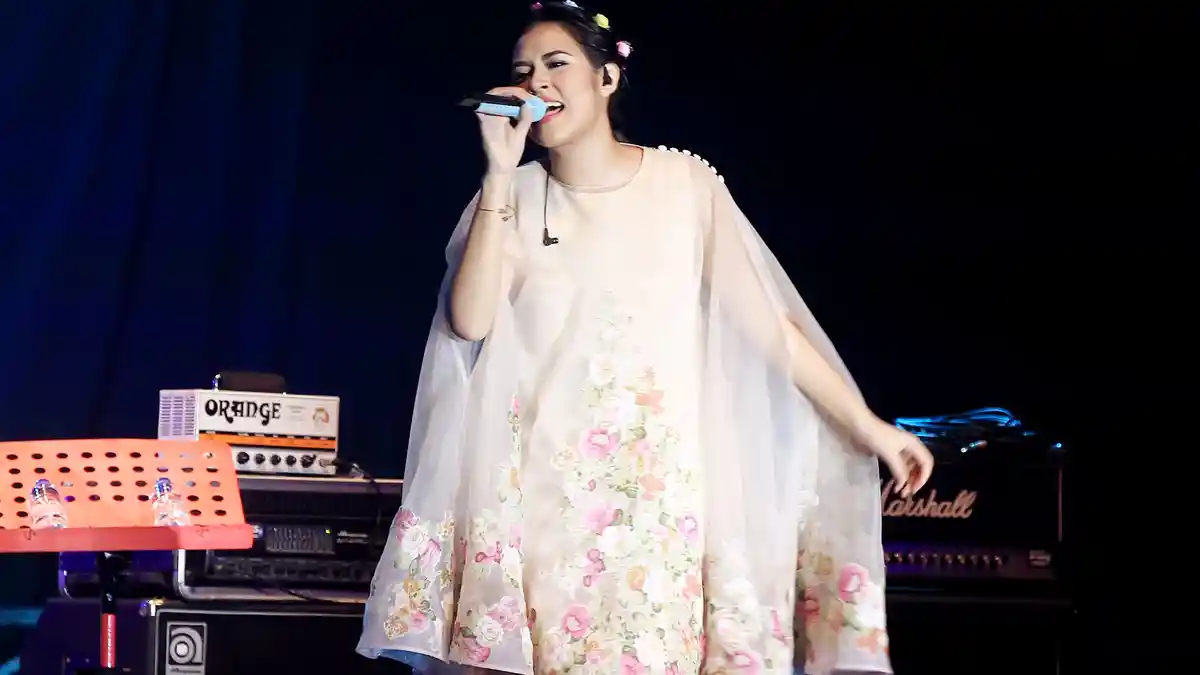 Raisa Nyanyikan 'Kiss From A Rose': Ini Panggung Gede Banget