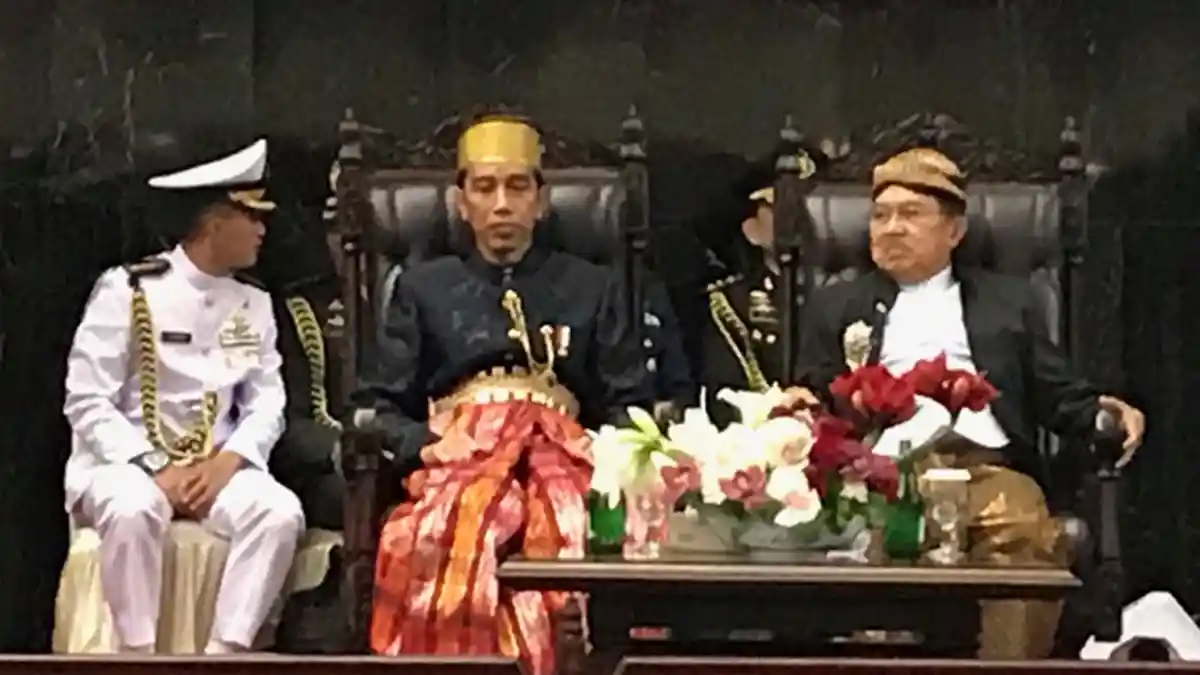 Kontras Banget! Jokowi dan JK Tampil Beda di saat Pejabat Lain Pakai Jas