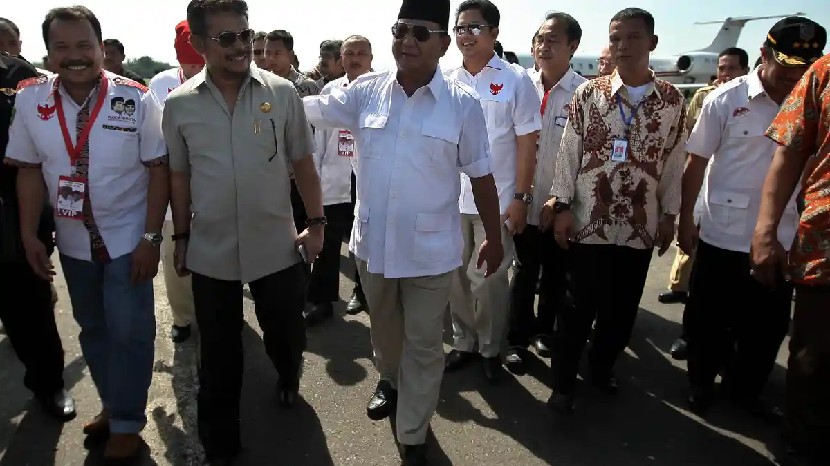 Massa Rebutan Bola Tendangan Prabowo