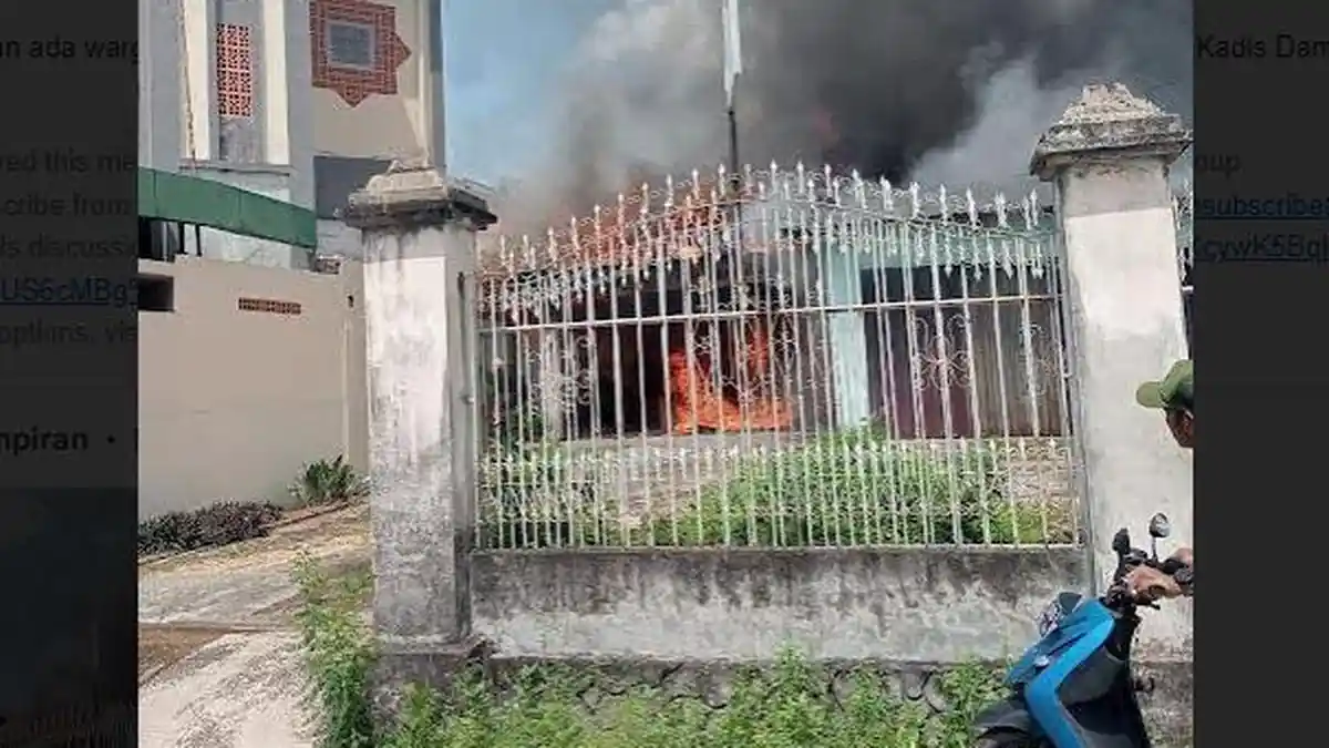 Satu Rumah di Lebak Bandung Kota Jambi Terbakar, Api Terlihat dari Atas Rumah