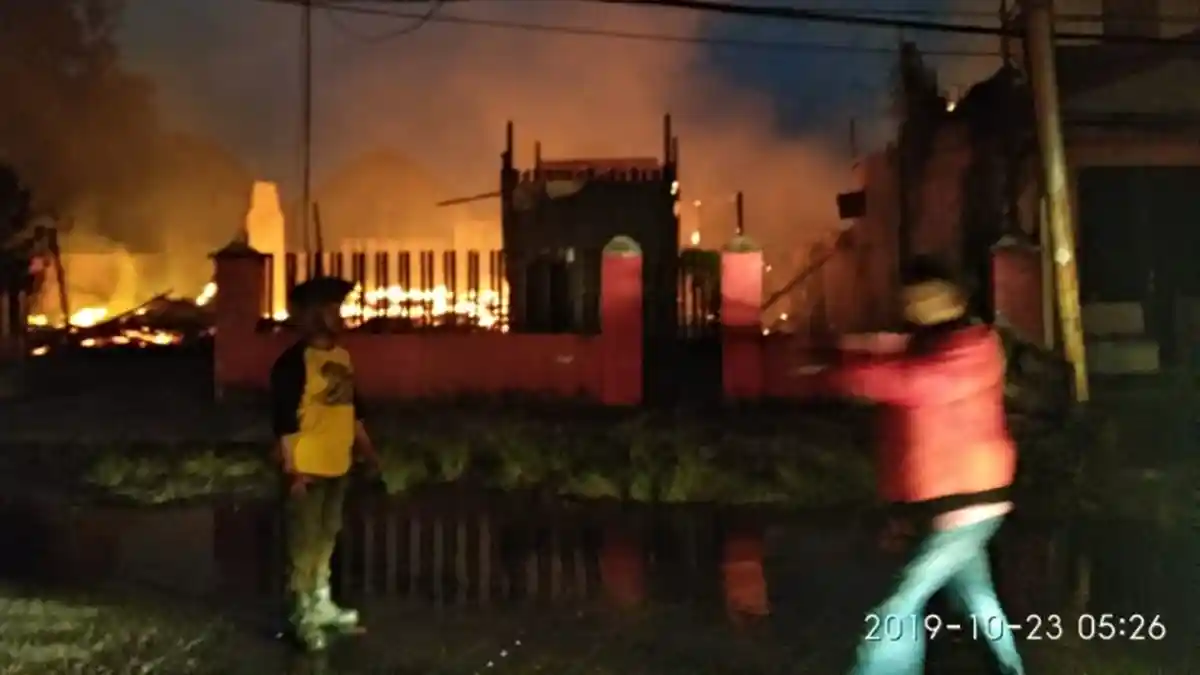 BREAKING NEWS - Dini Hari,  5 Rumah di Dua Lokasi di Balikpapan Hangus Terbakar