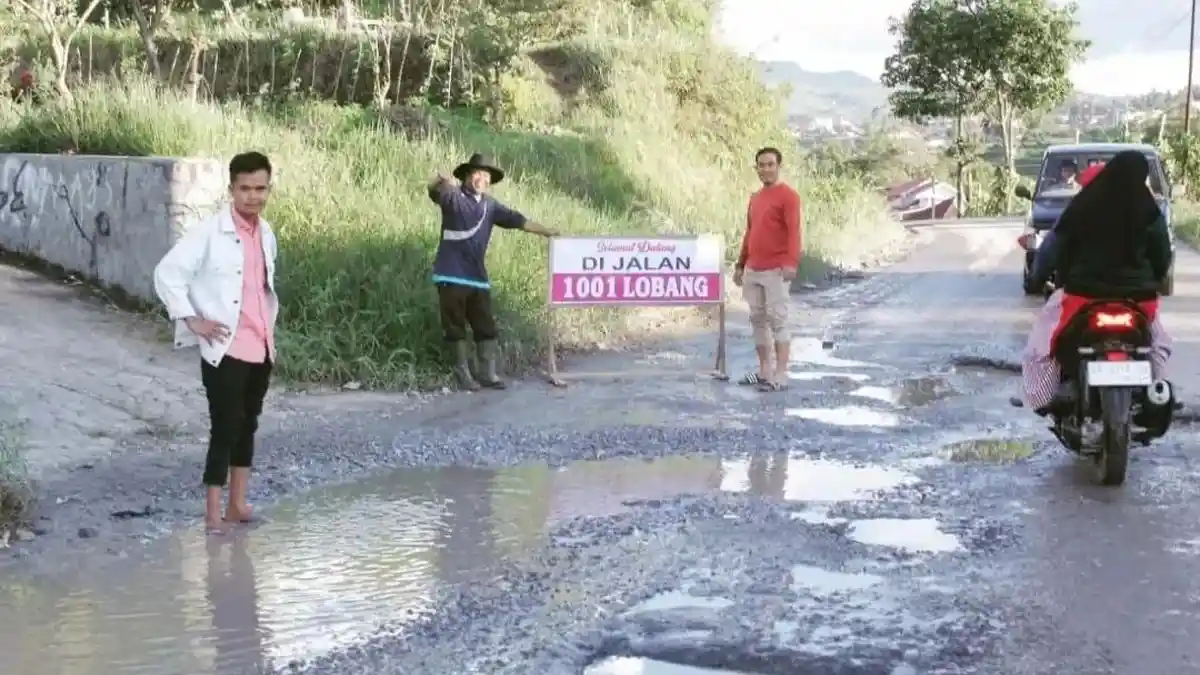 Respons Spanduk Kritik Warga Soal Jalan Berlubang, Bupati Solok: Terima Kasih Sudah Diingatkan