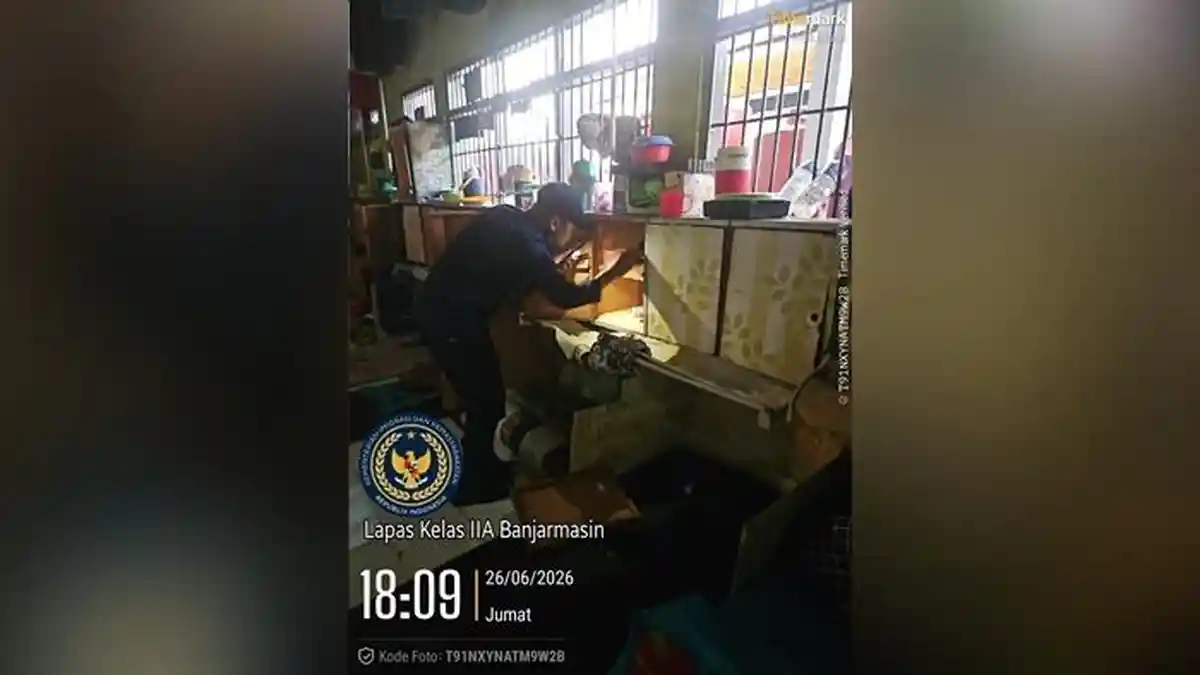 Petugas Razia Blok Hunian Lapas Banjarmasin, Temukan Handphone Hingga Senjata Tajam Rakitan - Banjarmasinpost.co.id
