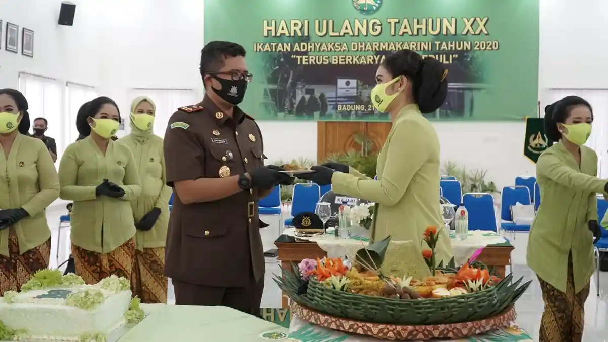 Peringati HUT IAD ke-20 Via Video Conference, IAD Badung Serahkan Santunan Pada Pelajar Berprestasi