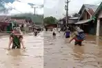 Kolase-Momen-Kopda-Azwar-Efendi-saat-Evakuasi-Warga-korban-Banjir.jpg