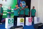 Plt-Bupati-Tulungagung-Ahmad-Baharudin-menunjukkan-proses-pemilihan-sampah.jpg