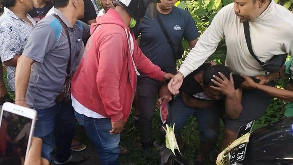 Diduga Maling Pakan Ternak, Pria Ini Dihajar Massa di Jalan Desa Pengeragoan Jembrana