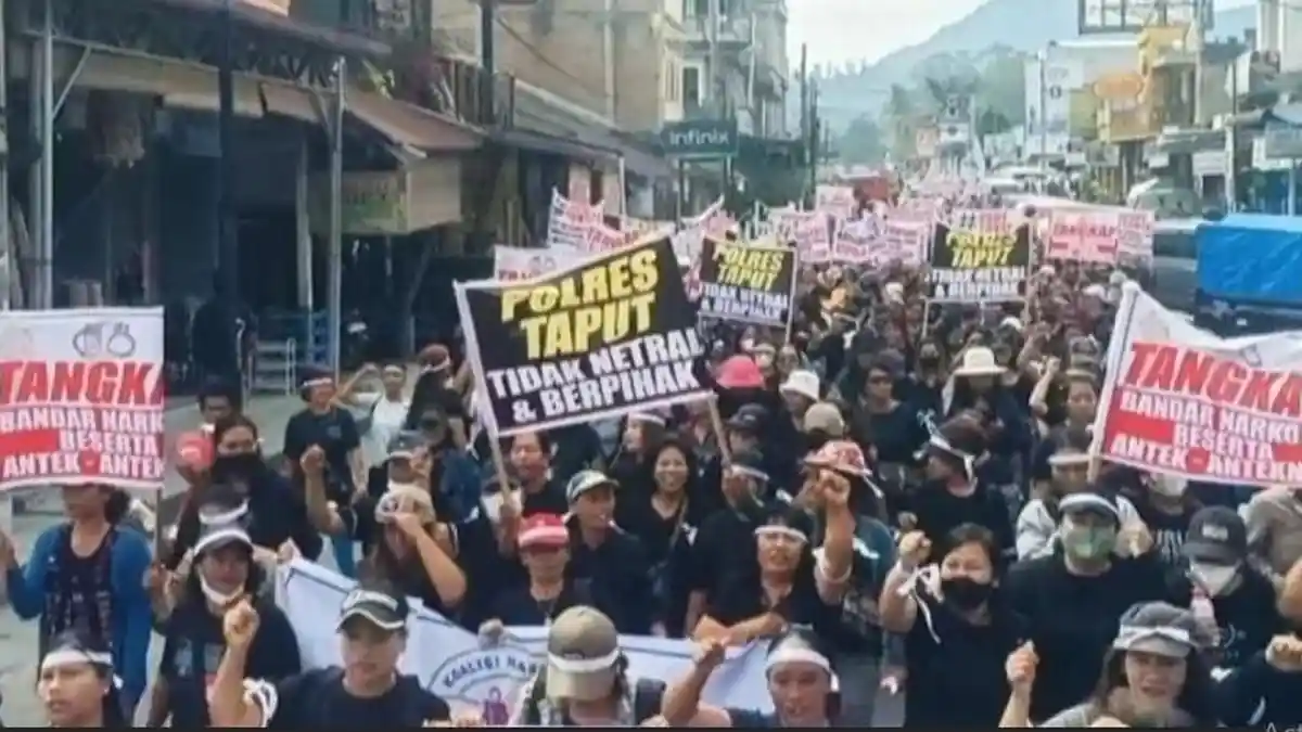 Ratusan Emak-emak Geruduk Mapolres Taput, Desak Kapolres Usut Tuntas Penyebar Selebaran Pornografi