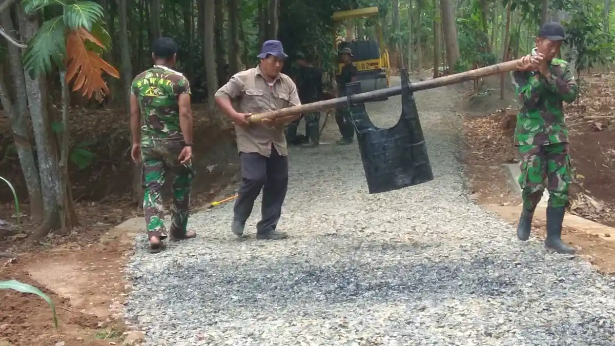 Pengaspalan Jalan Hasil Program TMMD Kodim 0736/Batang di Desa Durenombo Capai 58,2 Persen