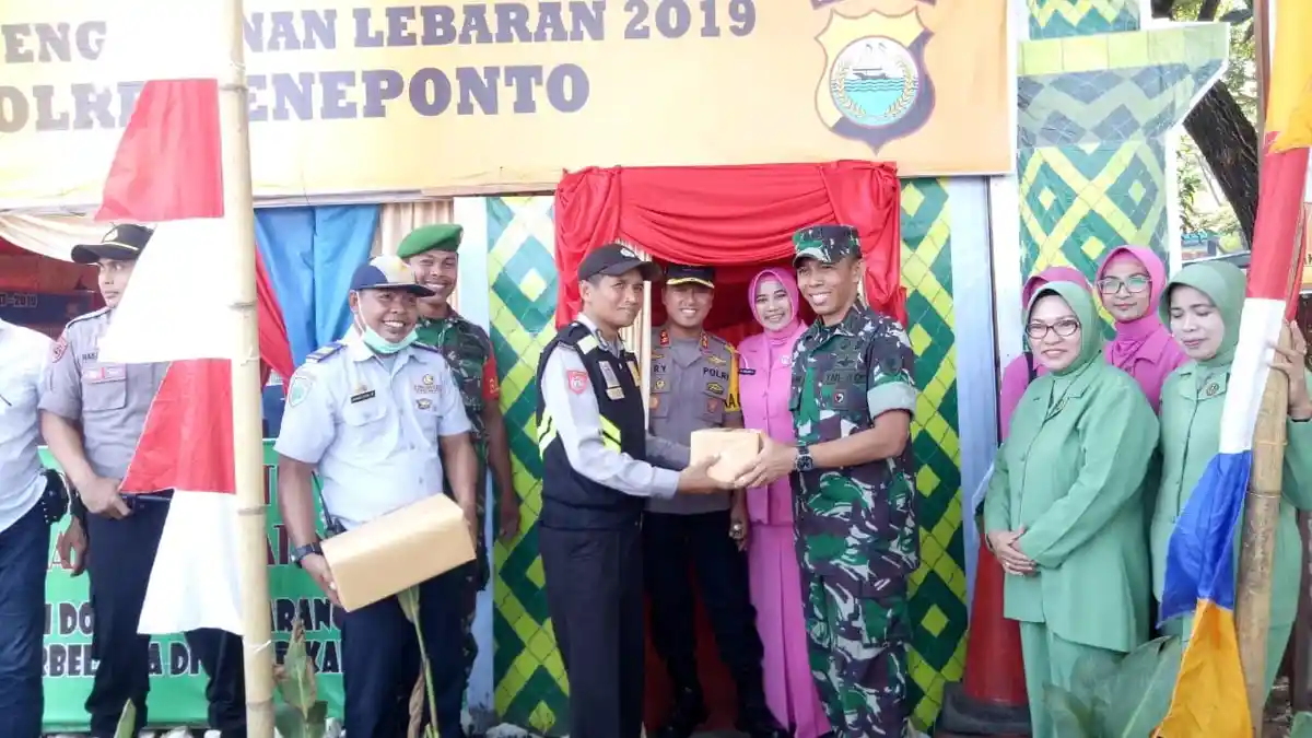 Tinjau Operasi Ketupat, Kapolres dan Pjs Dandim 1425 Jeneponto Bagi Bingkisan ke Petugas Jaga