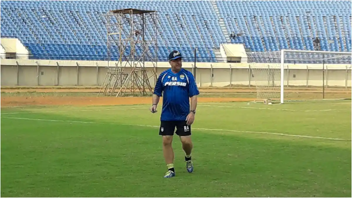 Persib Bandung Dapat 47 Kartu Kuning di Putaran Pertama, Robert Alberts Evaluasi Besar-besaran