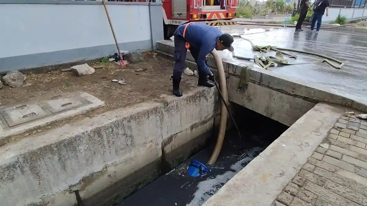 FAKTA, Tim Damkar Terpaksa Pakai Air Got untuk Padamkan Kebakaran Pabrik Mainan di Kendal