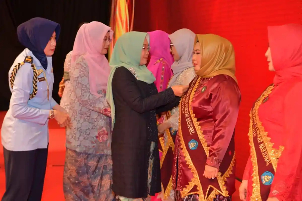 Bunda PAUD Kalsel Hj Raudatul Jannah Sahbirin Noor Dianugerahi Pin Emas