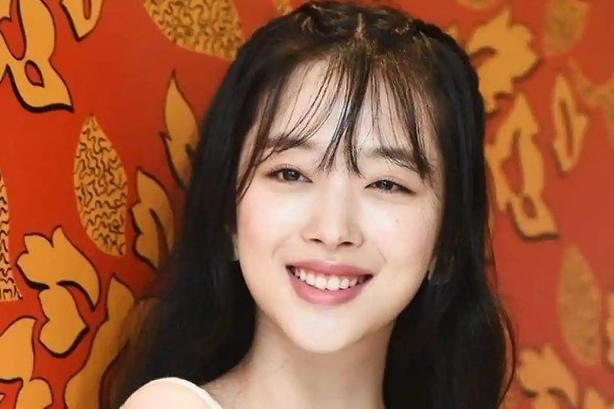 Peringati Satu Tahun Kematian Sulli, Kim Sun Ah Ziarahi Makam Tulis Pesan Memilukan