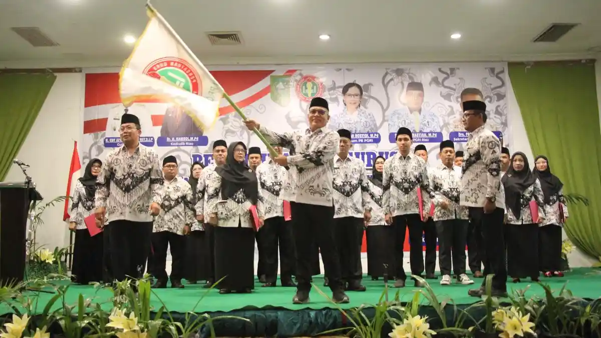 Dr Adolf Bastian MPd Pimpin PGRI Riau, Ini Jajaran Pengurusnya
